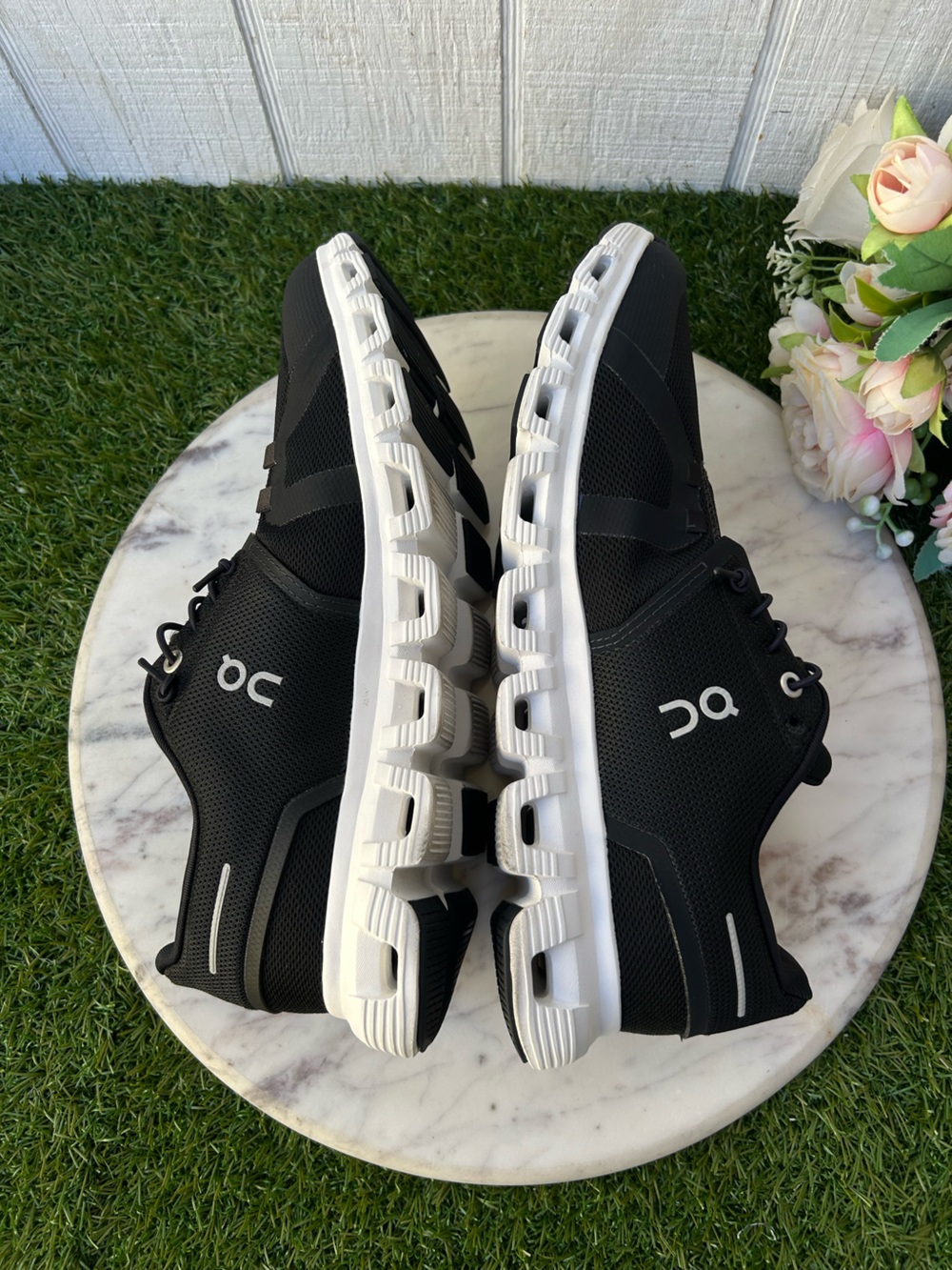 On Cloud 6 Sneakers in Black /white women size 9.5 gently used - Picture 14 of 16